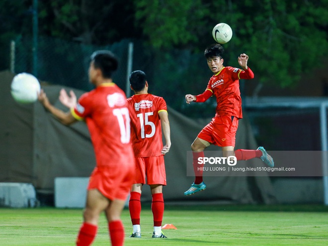 Tuấn Anh giật mình vì bị Quang Hải ngã đè lên người khi tập riêng - Ảnh 8.