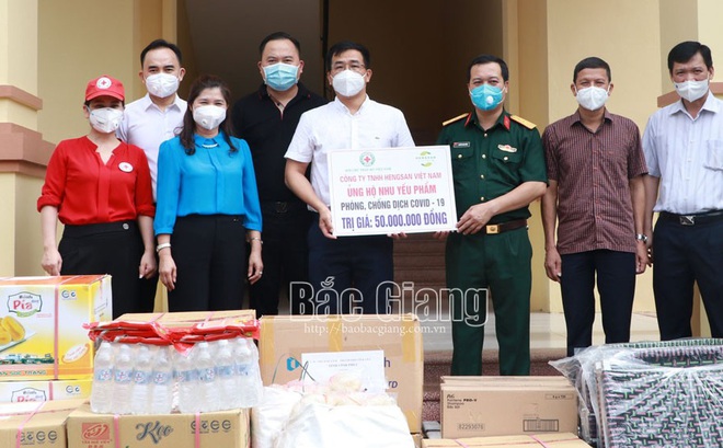 Đồng chí Lâm Thị Hương Thành cùng các tổ chức, DN trao quà ủng hộ huyện Hiệp Hòa.