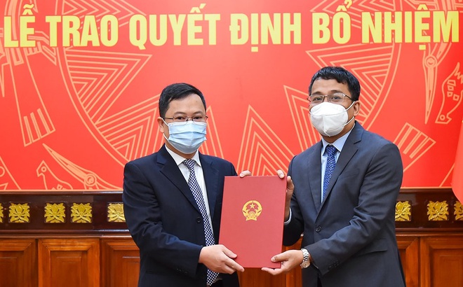 Ủy viên dự khuyết Trung ương Đảng, Thứ trưởng Ngoại giao, Chủ nhiệm Ủy ban Biên giới quốc gia Nguyễn Minh Vũ đã trao quyết định cho ông Phan Kiều Chung.