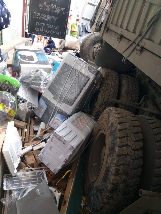 Tài xế container đánh lái cứu 2 người, tông vào nhiều nhà dân xin dừng nhận tiền hỗ trợ - Ảnh 3.