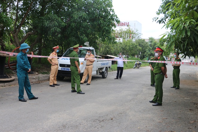 TP.HCM: Người phụ nữ la hét, lớn tiếng đòi đi qua khu vực có rào chắn cách ly Covid-19; 13 nam nữ trong 2 phòng hát karaoke bỏ chạy tán loạn khi thấy công an - Ảnh 1.