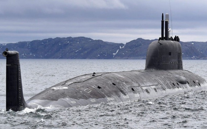 Tàu ngầm hạt nhân Kazan của Hải quân Nga đến căn cứ ở Severomorsk ngày 1/6/2021. Ảnh: Tass