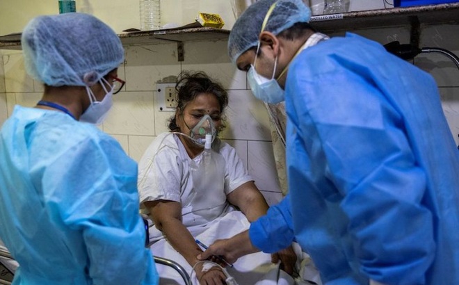 Điều trị cho bệnh nhân Covid-19 tại Bệnh viện Holy Family, New Delhi, Ấn Độ. Ảnh: Reuters