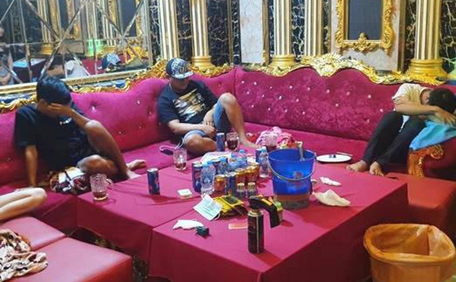 Đột kích quán karaoke ở Long An, phát hiện 25 thanh niên đang 