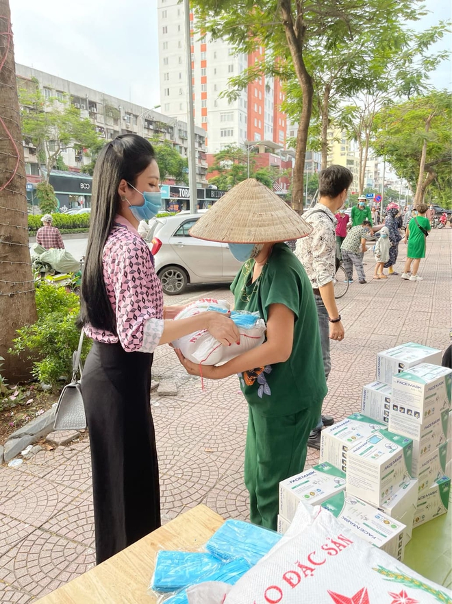 MC Kim Huyền Sâm phát gạo cho người nghèo - Ảnh 2.