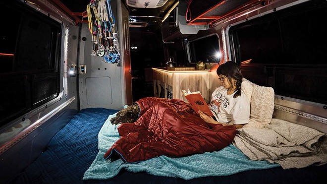 Mercedes-Benz Sprinter 3500 hóa thành nhà di động sang trọng cho giới thượng lưu mê phượt - Ảnh 10. Mercedes-Benz Sprinter 3500 hóa thành nhà di động sang trọng cho giới thượng lưu mê phượt - Ảnh 10.