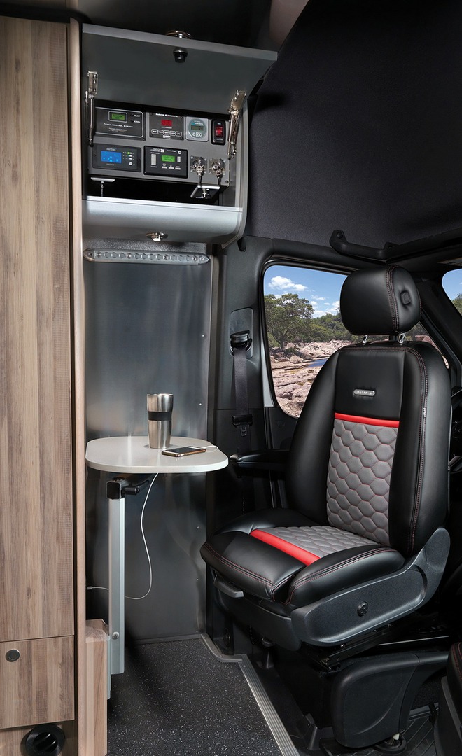 Mercedes-Benz Sprinter 3500 hóa thành nhà di động sang trọng cho giới thượng lưu mê phượt - Ảnh 9. Mercedes-Benz Sprinter 3500 hóa thành nhà di động sang trọng cho giới thượng lưu mê phượt - Ảnh 9.