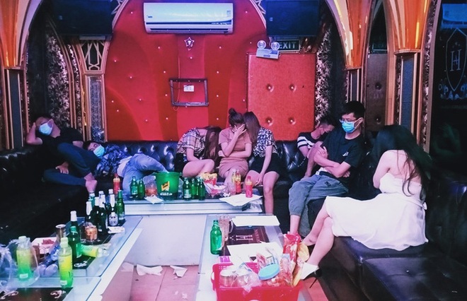 Cập nhật dịch Covid-19 tại Việt Nam: Bắt quả tang 31 dân chơi Hải Phòng bay lắc trong quán karaoke - Ảnh 1.