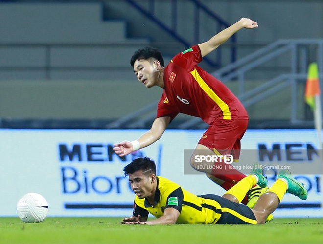 Xuân Trường nổi nóng với Văn Hậu vì cản đường đi bóng ở trận Việt Nam - Malaysia - Ảnh 3.