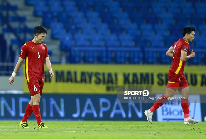 Xuân Trường nổi nóng với Văn Hậu vì cản đường đi bóng ở trận Việt Nam - Malaysia - Ảnh 8.