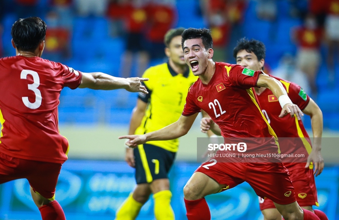 Chùm ảnh tuyển Việt Nam hân hoan với niềm vui chiến thắng Malaysia - Ảnh 10.