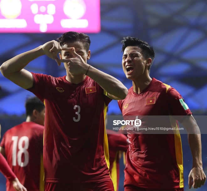 Chùm ảnh tuyển Việt Nam hân hoan với niềm vui chiến thắng Malaysia - Ảnh 11.