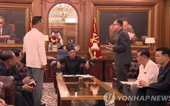 Nhà lãnh đạo Triều Tiên Kim Jong-un (giữa) chủ trì một cuộc họp các quan chức cấp cao. Ảnh: Yonhap