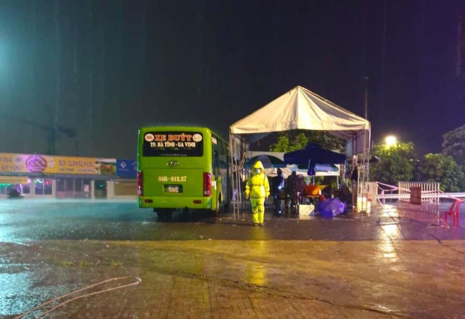 Những chiến sỹ trực chốt Covid-19 trong đêm mưa, ghì chặt tay giữ không cho bão thổi bay lều - Ảnh 5.
