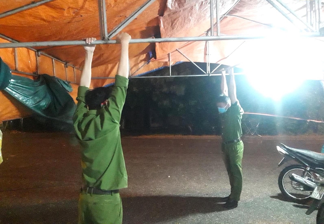 Những chiến sỹ trực chốt Covid-19 trong đêm mưa, ghì chặt tay giữ không cho bão thổi bay lều - Ảnh 12.