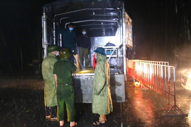 Những chiến sỹ trực chốt Covid-19 trong đêm mưa, ghì chặt tay giữ không cho bão thổi bay lều - Ảnh 7.