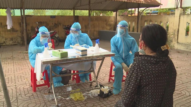 Hà Tĩnh phát hiện thêm 11 ca dương tính SARS-CoV-2: Lực lượng y tế đội mưa đi truy vết, lấy mẫu xét nghiệm - Ảnh 1. Hà Tĩnh phát hiện thêm 11 ca dương tính SARS-CoV-2: Lực lượng y tế đội mưa đi truy vết, lấy mẫu xét nghiệm - Ảnh 1.