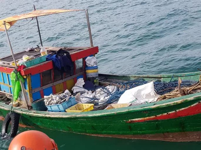 3 ngư dân bất ngờ phát hiện kho báu kim loại dưới đáy biển Quảng Bình - Ảnh 2.