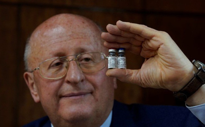 Ông Alexander Gintsburg và vaccine Sputnik V. Ảnh: Reuters