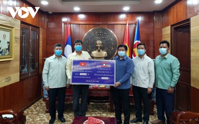 Tỉnh Phongsaly trao tặng 150 triệu kip giúp Việt Nam chống dịch.