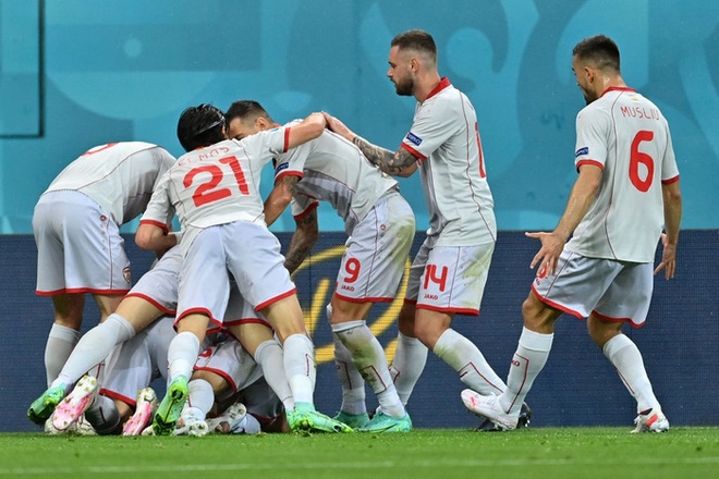 Ghi bàn giúp tuyển Áo thắng trận đầu tiên tại Euro, cầu thủ rơi nước mắt, nghẹn ngào không nói nên lời - Ảnh 3.
