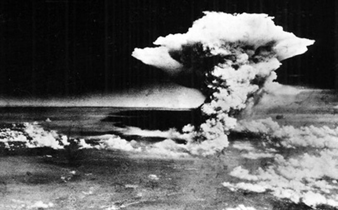 Bức ảnh chụp từ trên không của thành phố Hiroshima, Nhật Bản, ngay sau khi quả bom nguyên tử “Little Boy” thả xuống.