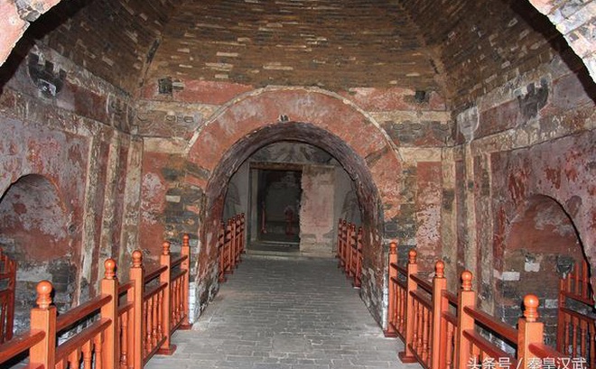 Lối vào bên trong lăng mộ của hoàng đế Nam Đường. (Ảnh: Kknews)