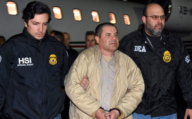 Joaquin "El Chapo" Guzmán, giữa, được dẫn độ sang Mỹ năm 2017. Ảnh: AP