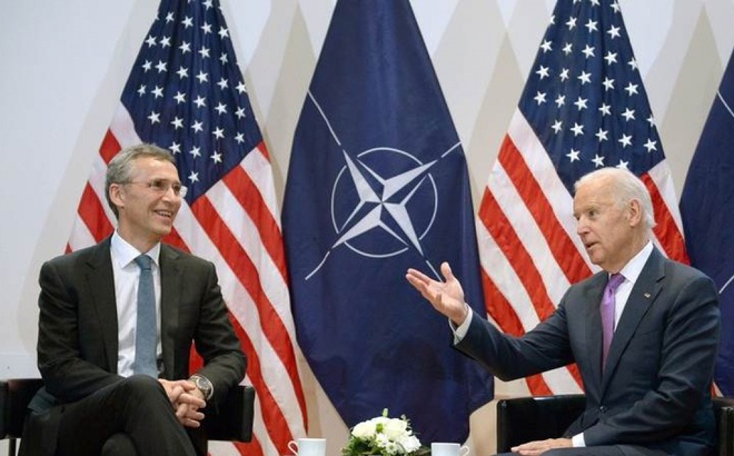 Ông Joe Biden (khi đó là Phó Tổng thống Mỹ) và Tổng thư ký NATO Jens Stoltenberg trong một cuộc gặp năm 2015. Ảnh: EPA