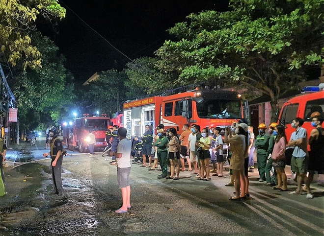 Cháy phòng trà ở Nghệ An, ít nhất 6 người chết - Ảnh 1.