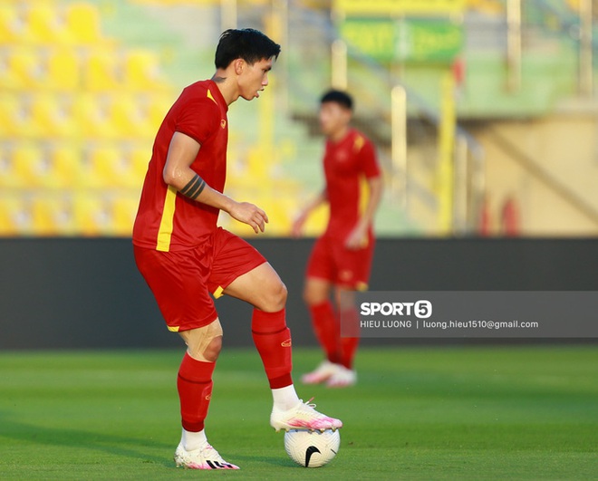 Văn Hậu ngẫu hứng thực hiện tuyệt kỹ rabona ở buổi tập của tuyển Việt Nam - Ảnh 1.