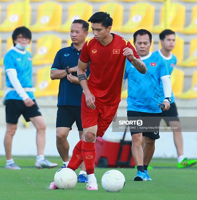 Văn Hậu ngẫu hứng thực hiện tuyệt kỹ rabona ở buổi tập của tuyển Việt Nam - Ảnh 2.