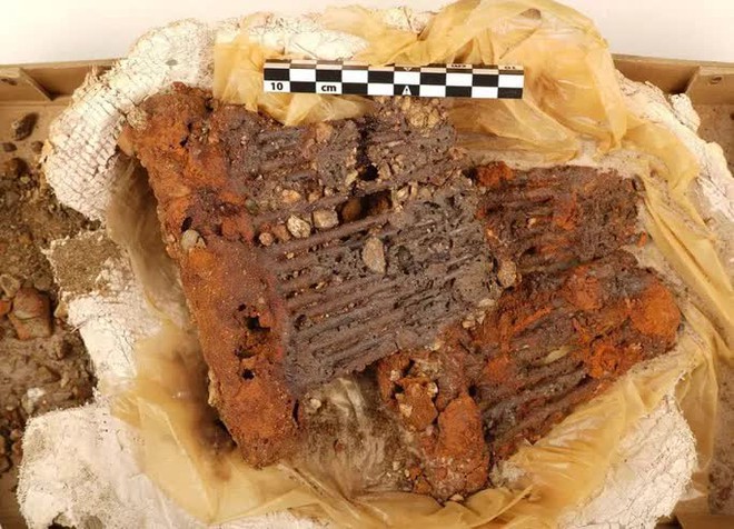 Báu vật bất ngờ trong mộ phần nữ quý tộc Viking 1100 tuổi - Ảnh 1.