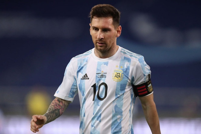 Messi nhận cú đúp quả đắng: Hết ngã bò ra sân vì đi bóng bất thành, còn bị hậu vệ đối phương lừa qua dễ như ăn kẹo - Ảnh 1.