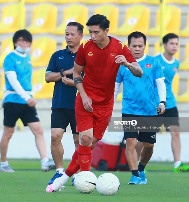 Văn Hậu ngẫu hứng thực hiện tuyệt kỹ rabona ở buổi tập của tuyển Việt Nam - Ảnh 3.