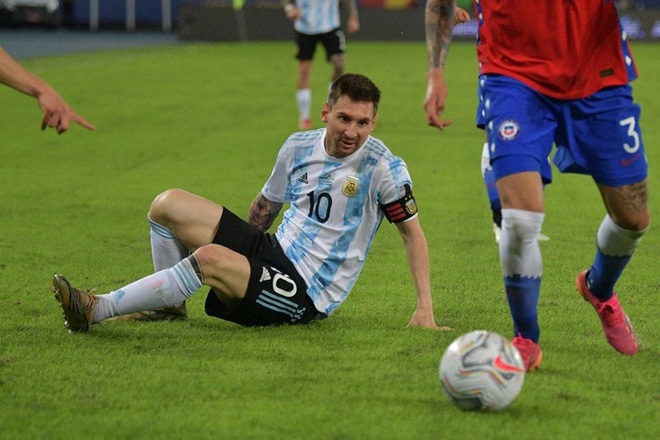 Messi nhận cú đúp quả đắng: Hết ngã bò ra sân vì đi bóng bất thành, còn bị hậu vệ đối phương lừa qua dễ như ăn kẹo - Ảnh 3.