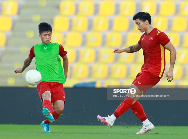 Văn Hậu ngẫu hứng thực hiện tuyệt kỹ rabona ở buổi tập của tuyển Việt Nam - Ảnh 4.