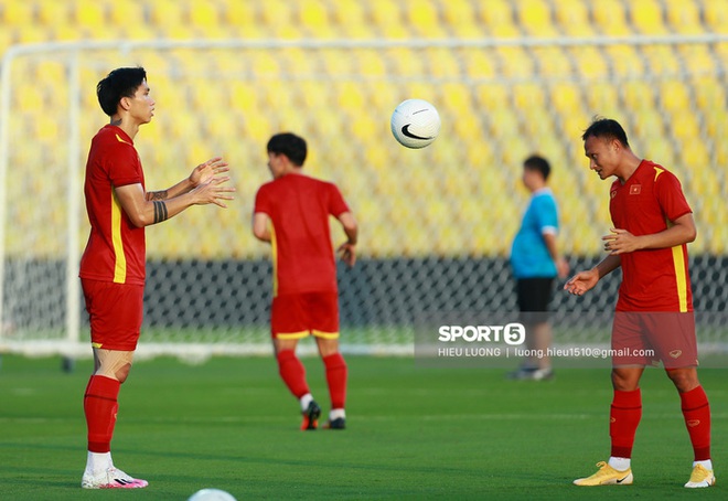 Văn Hậu ngẫu hứng thực hiện tuyệt kỹ rabona ở buổi tập của tuyển Việt Nam - Ảnh 5.