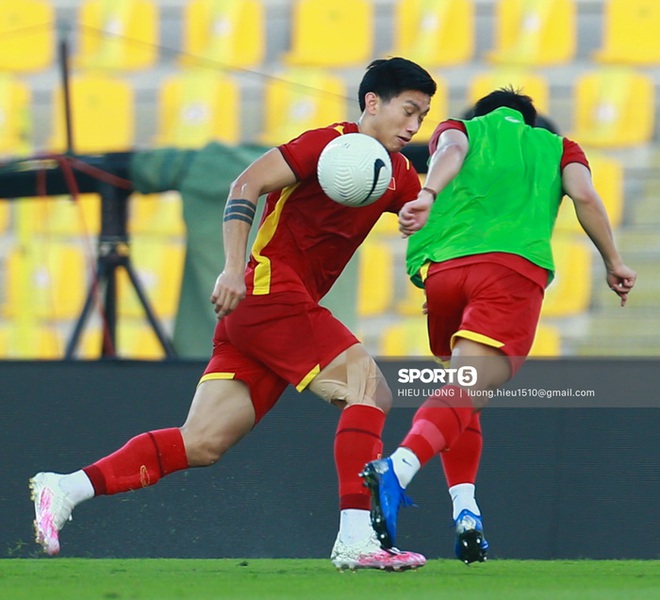 Văn Hậu ngẫu hứng thực hiện tuyệt kỹ rabona ở buổi tập của tuyển Việt Nam - Ảnh 6.