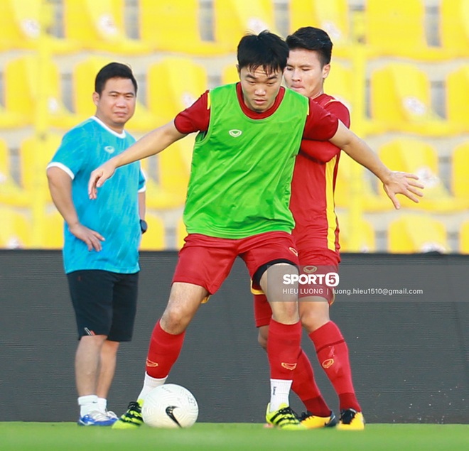 Văn Hậu ngẫu hứng thực hiện tuyệt kỹ rabona ở buổi tập của tuyển Việt Nam - Ảnh 7.