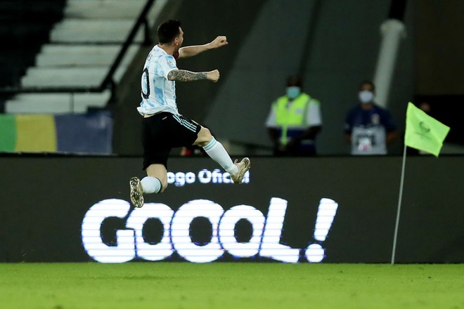 Messi nhận cú đúp quả đắng: Hết ngã bò ra sân vì đi bóng bất thành, còn bị hậu vệ đối phương lừa qua dễ như ăn kẹo - Ảnh 7.