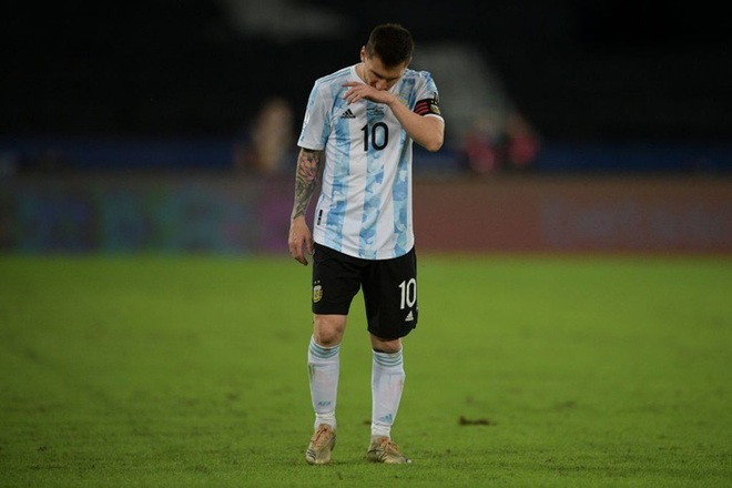 Messi nhận cú đúp quả đắng: Hết ngã bò ra sân vì đi bóng bất thành, còn bị hậu vệ đối phương lừa qua dễ như ăn kẹo - Ảnh 10.