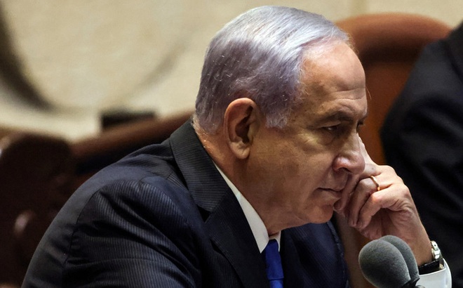 Cựu Thủ tướng Israel Benjamin Netanyahu trong phiên họp quốc hội công nhận chính phủ liên minh mới hôm 13-6 Ảnh: REUTERS