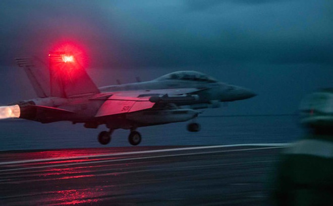 Máy bay tác chiến điện tử EA-18G Growler cất cánh từ Tàu sân bay Mỹ Ronald Reagan hôm 14-6. Ảnh: Hải quân Mỹ