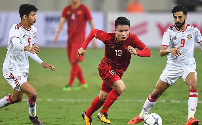 Quang Hải được các cầu thủ UAE "chăm sóc" kỹ ở lượt đi