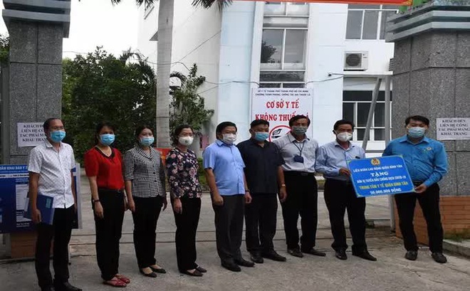 Lãnh đạo quận Bình Tân thăm hỏi, động viên Trung tâm Y tế quận - đơn vị tham gia phòng chống dịch Covid-19. Ảnh: UBND quận Bình Tân cung cấp