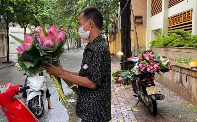 Hình ảnh ông Nguyễn Huy Cảnh đứng bán hoa ngày 9/6. (Ảnh: Chính quyền địa phương cung cấp)