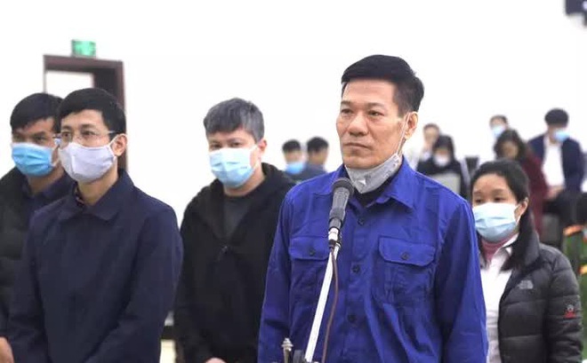 Bị cáo Nguyễn Nhật Cảm (áo xanh) tại phiên toà cấp sơ thẩm