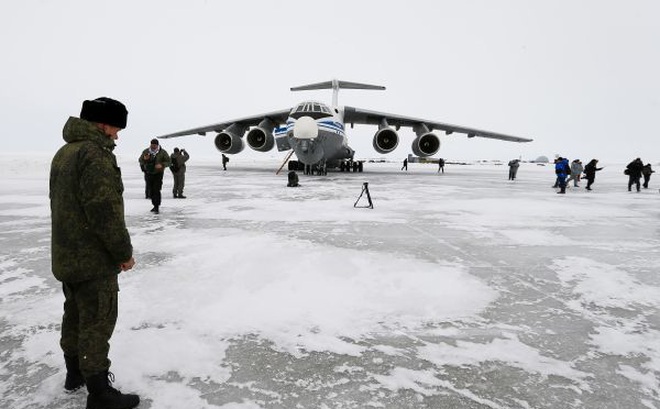 Một chiếc máy bay hạ cánh xuống sân bay Nagurskoye của Nga hôm 17/5. Nguồn: Sina.