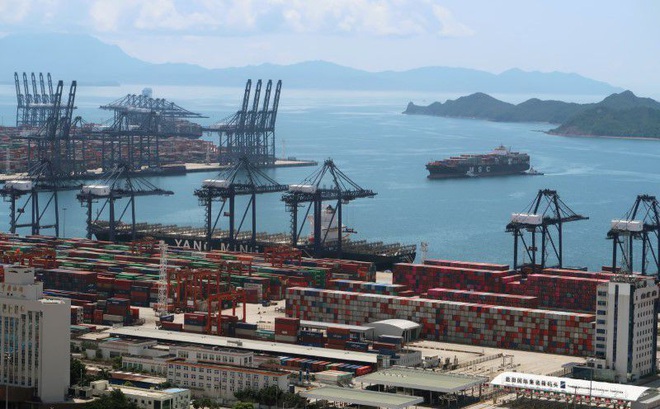 Hàng hóa chờ thông quan tại cảng container quốc tế Diêm Điền, Thâm Quyến. Ảnh: Reuters